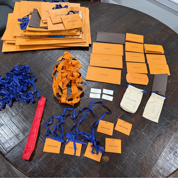 HUGE lot of Louis Vuitton bags, ribbon, boxes, gift tags and receipt sleeves. - Picture 4 of 4